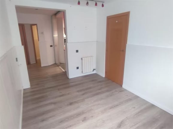 Partially restored flat of 72 m2 in Grácia, Coll