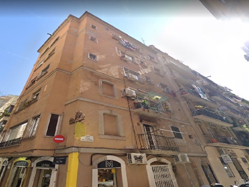 Partially restored flat of 40 m2 in Ciutat Vella, Barceloneta