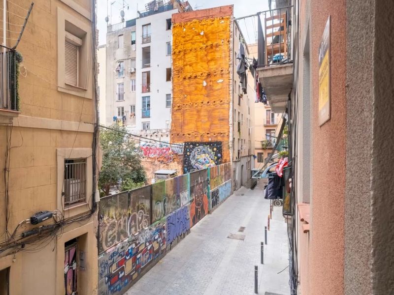 Precioso inmueble totalmente reformado ubicado a escasos pasos de Rambla de Raval, Barcelona. 