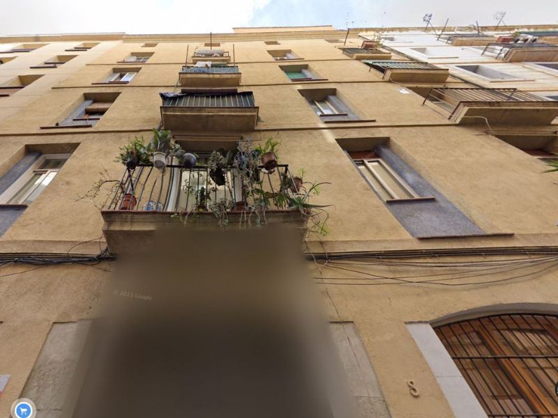 Moderno inmueble con vigas de madera a la vista ubicado en calle tranquila en el barrio El Raval, Barcelona. 
