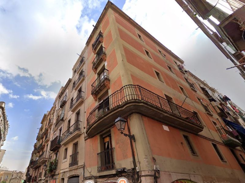 For renovation flat of 61 m2 in Ciutat Vella, Raval