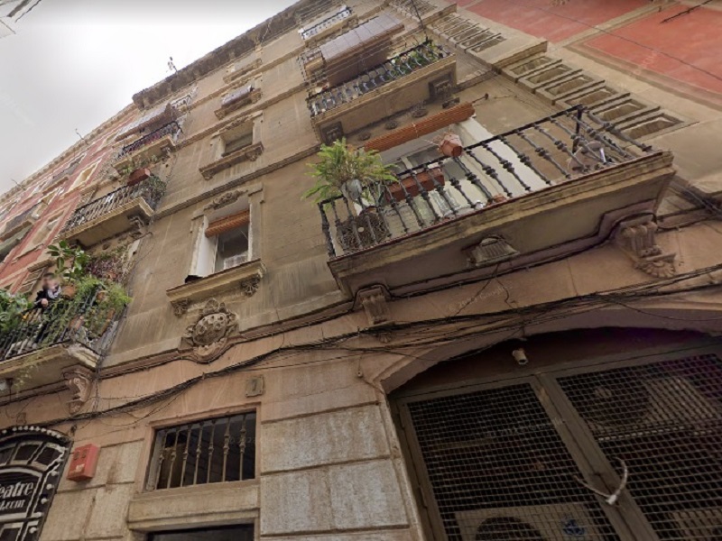Excelente oportunidad de inmueble con balcón y reformado, a metros de la Rambla del Raval, Barcelona.