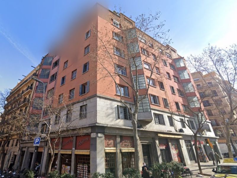 Hermosa vivienda tipo duplex en excelente ubicación cerca de Plaza España, Barcelona. 