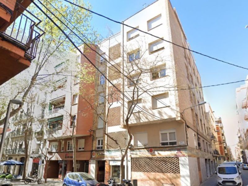 For renovation flat of 70 m2 in Sants-Montjuic, Sants