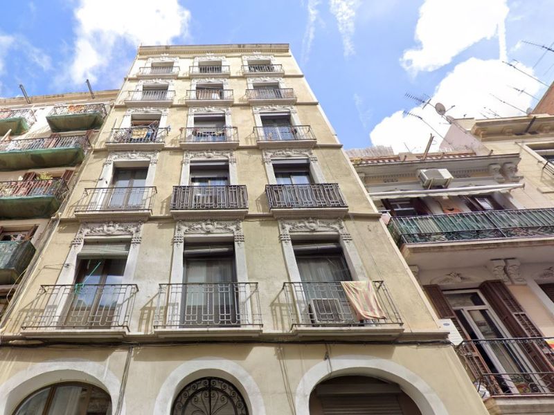 Hermoso departamento en finca regia, ubicación privilegiada a pocas calles de Passatge de Gracia, Barcelona. 