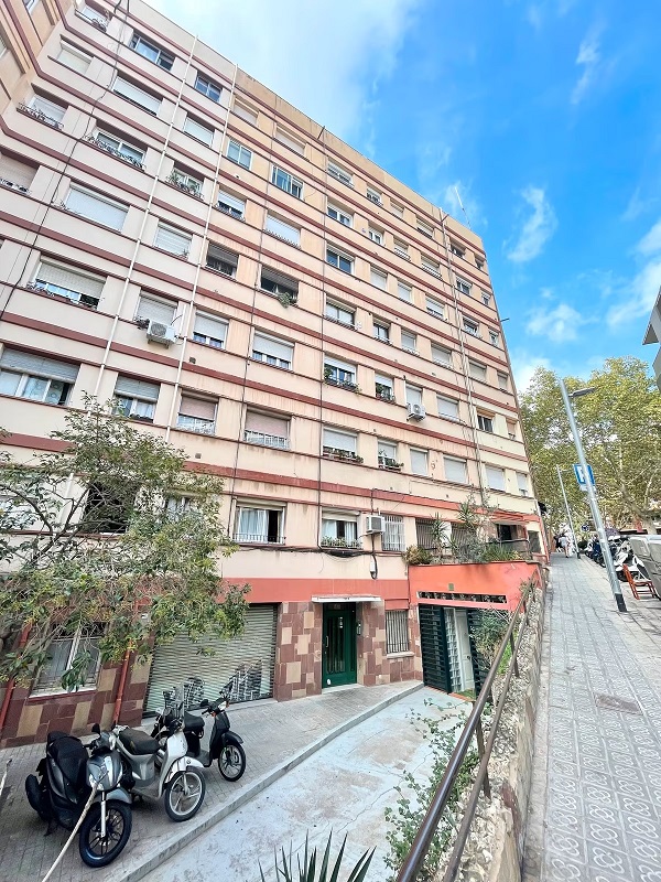 Oportunidad inmueble por caracteristica y rentabilidad, edificio rodeado de arboles y espacios verdes, ubicado a pocas calles del famoso Hospital Sant Pau