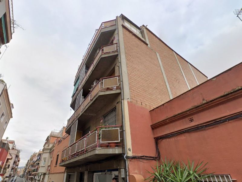Oportunidad de inmueble con gran balcón ubicado a 100mt de importante vía comercial, Barcelona.