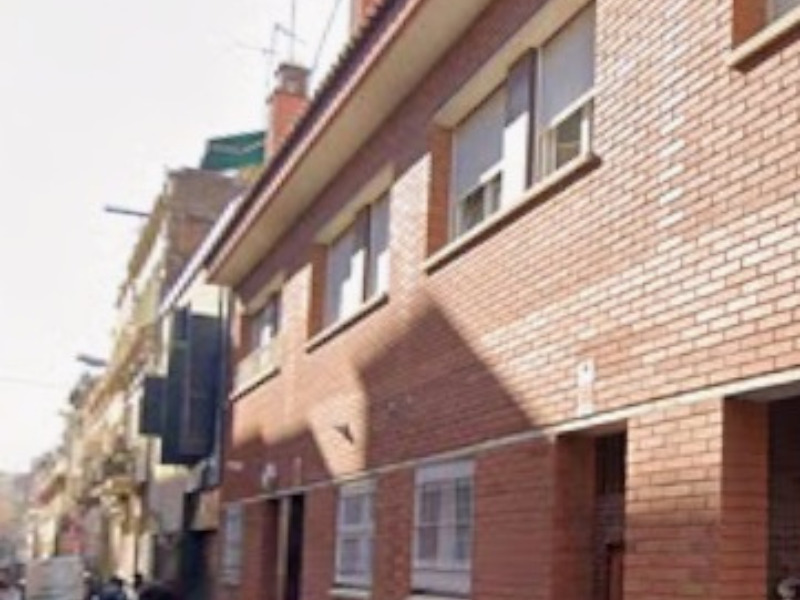 Departamento reformado en planta baja en Camp de l’Arpa, Barcelona