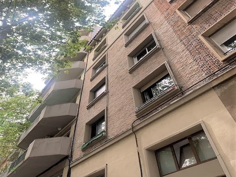 Partially restored flat of 46 m2 in Sant Martí, Poblenou
