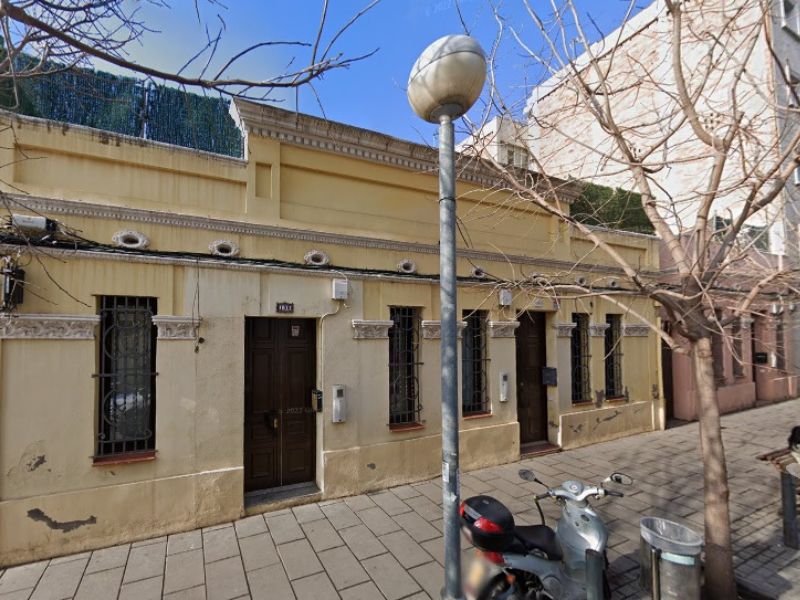 Casa con terraza privada de 30m2. Oportunidad de reformar a gusto en zona muy bien conectada de Barcelona.
